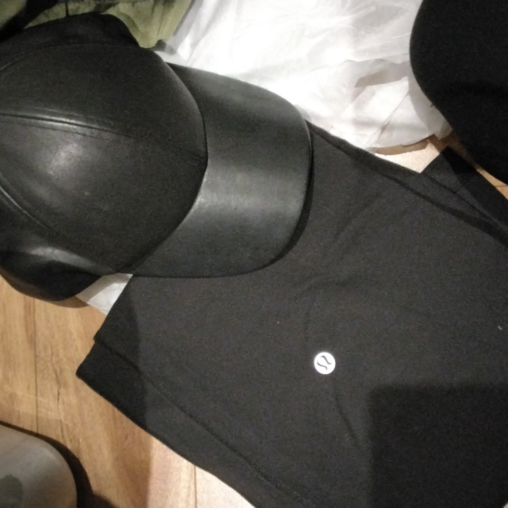 Wilfred Free Hat and Lululemon Size 8 Pants